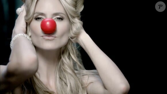 Heidi Klum fait la promotion du "Red Nose Day", un téléthon américain visant à récolter des fonds pour des enfants ou jeunes adultes vivant dans la pauvreté, à travers un clip. L'événement aura lieu le 21 mai