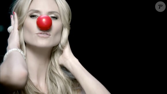 Heidi Klum fait la promotion du "Red Nose Day", un téléthon américain visant à récolter des fonds pour des enfants ou jeunes adultes vivant dans la pauvreté, à travers un clip. L'événement aura lieu le 21 mai  