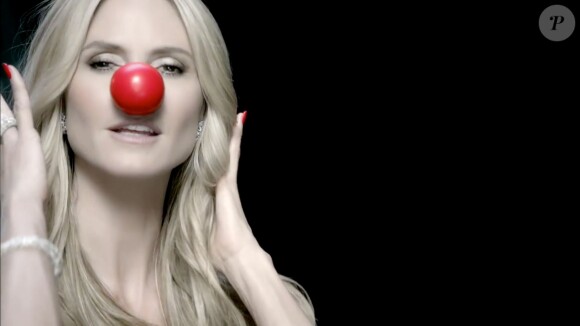 Heidi Klum fait la promotion du "Red Nose Day", un téléthon américain visant à récolter des fonds pour des enfants ou jeunes adultes vivant dans la pauvreté, à travers un clip. L'événement aura lieu le 21 mai 