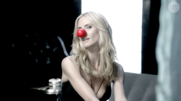Heidi Klum fait la promotion du "Red Nose Day", un téléthon américain visant à récolter des fonds pour des enfants ou jeunes adultes vivant dans la pauvreté, à travers un clip. L'événement aura lieu le 21 mai