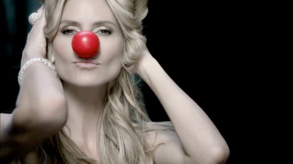 Heidi Klum, sublime et loufoque : Elle dévoile son nez rouge en toute sensualité