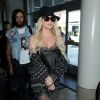 Kesha et son petit ami Brad Ashenfelter prennent un vol à l'aéroport de Los Angeles, le 15 avril 2015.