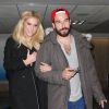 Kesha et son petit ami Brad Ashenfelter arrivent à l'aéroport de LAX à Los Angeles, le 19 février 2015 