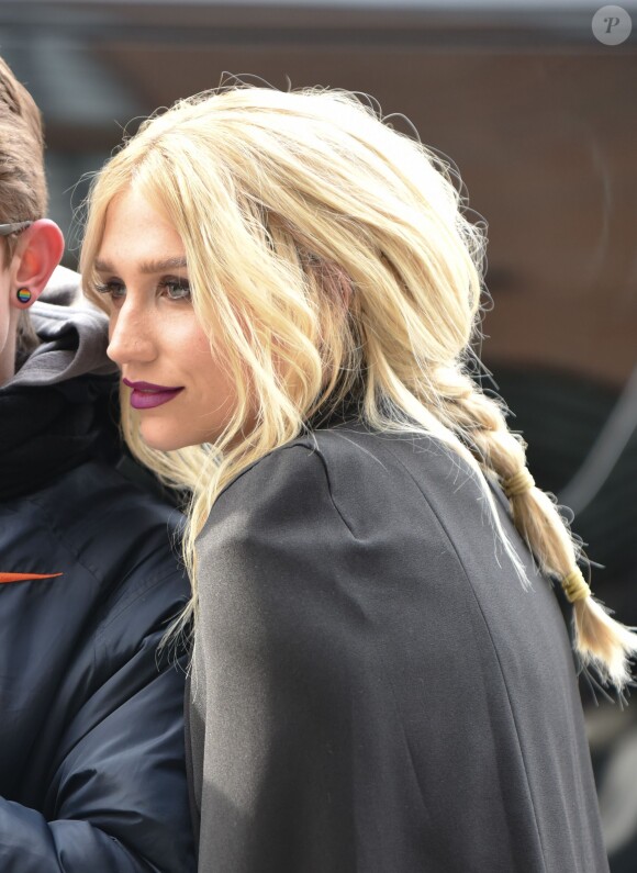Kesha dans les rues de New York, le 16 février 2015.