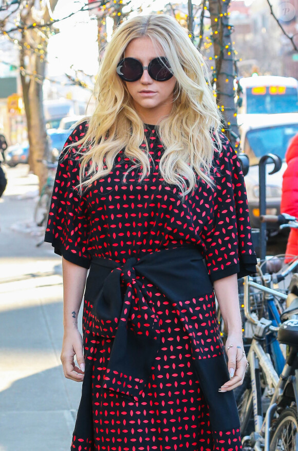 Kesha à la sortie de son hôtel à New York, le 13 février 2015.