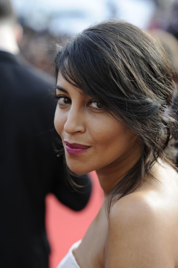 Leïla Bekhti lors de l'ouverture du 68ème Festival du film de Cannes, le 13 mai 2015, a choisi un chignon bas décoiffé pour une allure néo romantique