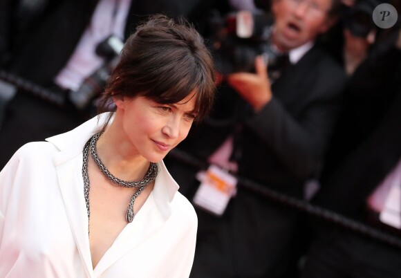 Sophie Marceau choisit une coiffure épurée pour gravir les marches du Palais des Festivals- Le 14 mai 2015 à Cannes