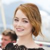 Emma Stone lors du photocall de 'Irrational Man le 15 mai à Cannes. La comédienne américaine a opté pour un chignon bas wavy pile dans l'ère du temps