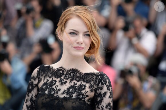 Emma Stone lors du photocall de 'Irrational Man le 15 mai à Cannes. La comédienne américaine a opté pour un chignon bas wavy pile dans l'ère du temps