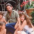  Serge Gainsbourg et Jane Birkin, avec Charlotte Gainsbourg et Kate Barry en 1977 à Saint-Tropez 