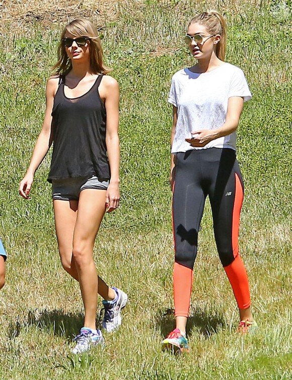 Taylor Swift et Gigi Hadid se promènent dans un parc à Los Angeles, le 10 mai 2015 