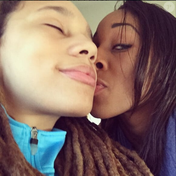 Brittney Griner et Glory Johnson, qui se sont mariées le 8 mai 2015, ont été suspendues sept matchs par la WNBA suite à une affaire de violences conjugales au mois d'avril, quelques jours avant leur union. Photo Instagram du 26 février 2015.