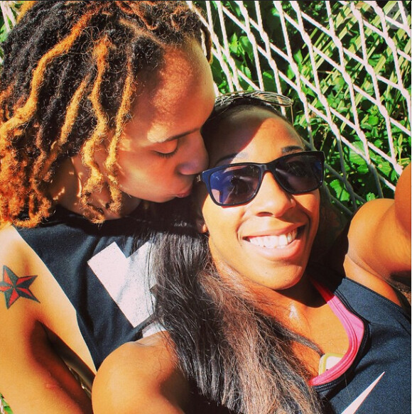 Brittney Griner et Glory Johnson, qui se sont mariées le 8 mai 2015, ont été suspendues sept matchs par la WNBA suite à une affaire de violences conjugales au mois d'avril, quelques jours avant leur union. Photo Instagram du 8 janvier 2015