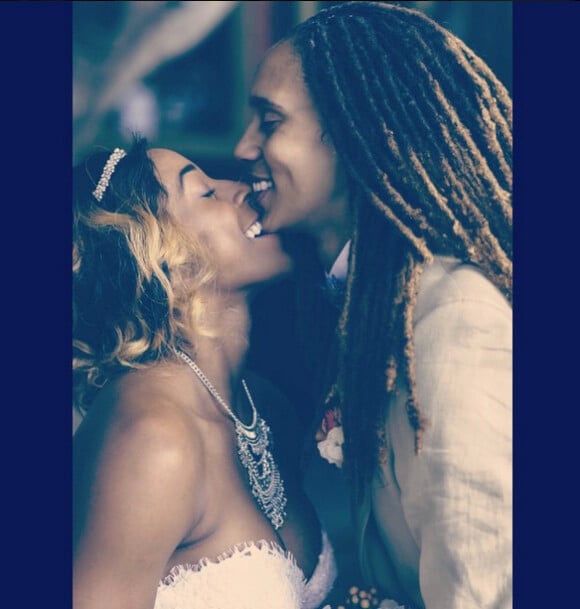 Glory Johnson et Brittney Griner, qui se sont mariées le 8 mai 2015, ont été suspendues sept matchs par la WNBA suite à une affaire de violences conjugales au mois d'avril, quelques jours avant leur union. Photo Instagram du 10 mai 2015