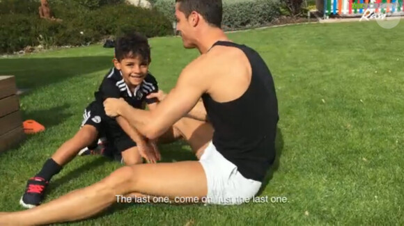 Cristiano Ronaldo lors d'une séance d'abdominaux avec son fils Cristiano Jr., en mai 2015