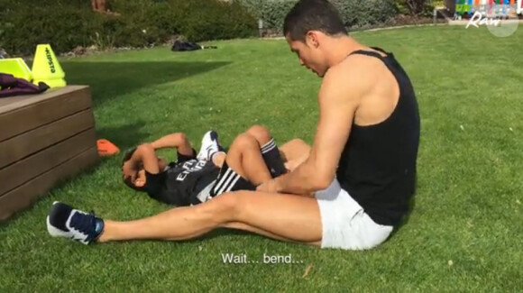 Cristiano Ronaldo lors d'une séance d'abdominaux avec son fils Cristiano Jr., en mai 2015