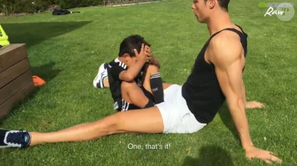Cristiano Ronaldo lors d'une séance d'abdominaux avec son fils Cristiano Jr., en mai 2015