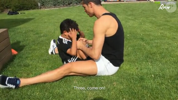 Cristiano Ronaldo lors d'une séance d'abdominaux avec son fils Cristiano Jr., en mai 2015