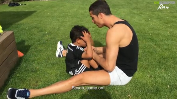 Cristiano Ronaldo : Une séance d'abdos avec son petit garçon, et ça repart !