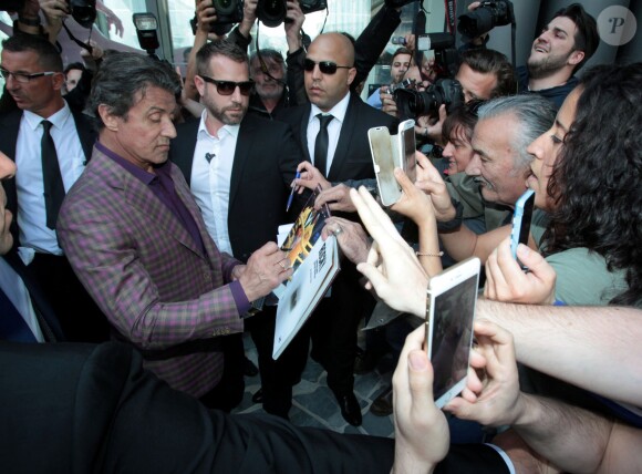 Sylvester Stallone, accompagné de Christian Estrosi présente ses peintures lors de l'expo Real Love Paintings 1975-2015, à la Galerie Contemporaine du Musée de Nice, le 16 mai 2015.
