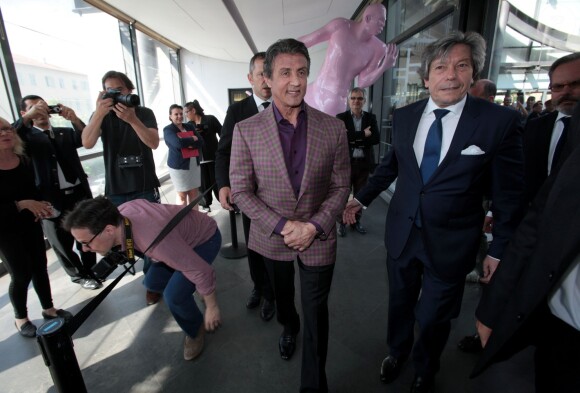 Sylvester Stallone, accompagné de Christian Estrosi présente ses peintures lors de l'expo Real Love Paintings 1975-2015, à la Galerie Contemporaine du Musée de Nice, le 16 mai 2015.