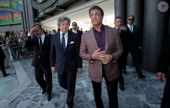 Sylvester Stallone, accompagné de Christian Estrosi présente ses peintures lors de l'expo Real Love Paintings 1975-2015, à la Galerie Contemporaine du Musée de Nice, le 16 mai 2015.