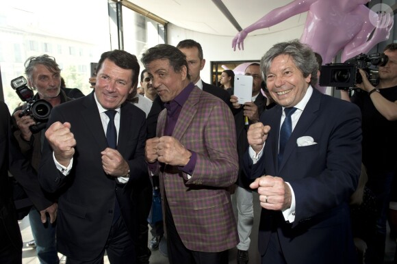 Sylvester Stallone, Christian Estrosi et Gérard Boudoux lors de l'expo Real Love Paintings 1975-2015, à la Galerie Contemporaine du Musée de Nice, le 16 mai 2015.