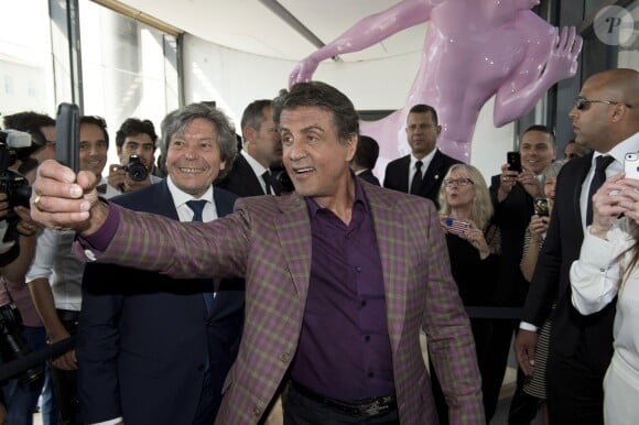Sylvester Stallone et Gérard Boudoux lors de l'expo Real Love Paintings 1975-2015, à la Galerie Contemporaine du Musée de Nice, le 16 mai 2015.