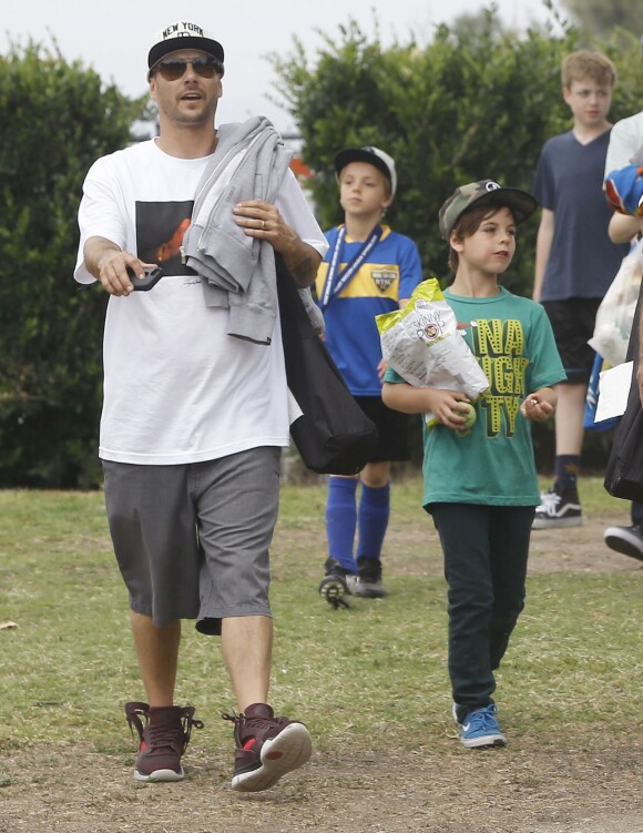 Exclusif - Kevin Federline accompagne ses enfants Jayden James et Sean Preston participer à un match de foot, à Woodland Hills, le 17 mai 2015.