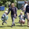 Peter Phillips et sa femme Autumn avec leurs fillettes Savannah (4 ans) et Isla (3 ans) au Royal Windsor Horse Show le 16 mai 2015