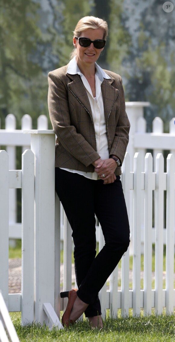 La comtesse Sophie de Wessex au Royal Windsor Horse Show le 17 mai 2015, regardant son fils James, vicomte Severn jouer au Land Rover Experience, un parcours pour voitures télécommandées.