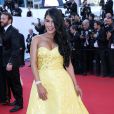 Ayem Nour bombesque lors de la montée des marches du film "Inside Out" (Vice-Versa) lors du 68e Festival International du Film de Cannes, le 18 mai 2015.