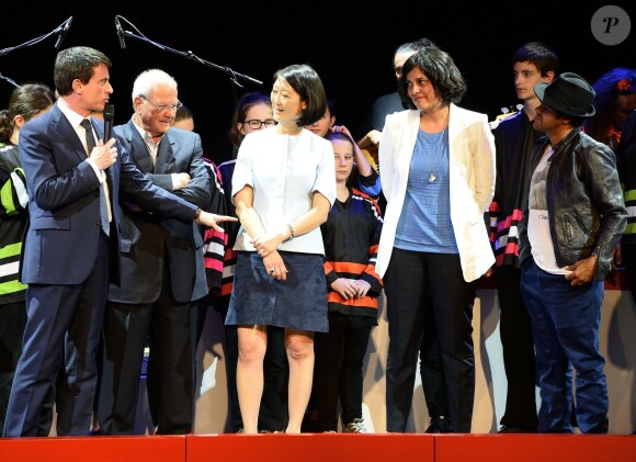 Manuel Valls, Marc Ladreit de Lacharrière, Fleur Pellerin, Myriam El Khomri et Jamel Debbouze - Finale du Trophée d'Impro de la Fondation Culture & Diversité, au Théâtre Comédia à Paris le 18 mai 2015.