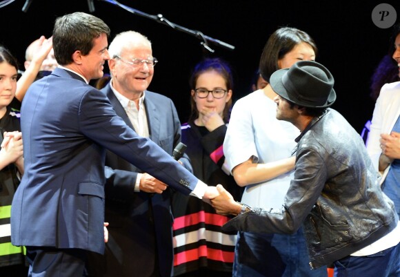 Manuel Valls, Marc Ladreit de Lacharrière, Fleur Pellerin et Jamel Debbouze - Finale du Trophée d'Impro de la Fondation Culture & Diversité, au Théâtre Comédia à Paris le 18 mai 2015.
