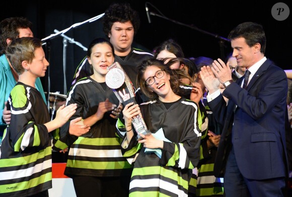 Manuel Valls félicite les vainqueurs de Rochefort - Finale du Trophée d'Impro de la Fondation Culture & Diversité, au Théâtre Comédia à Paris le 18 mai 2015.