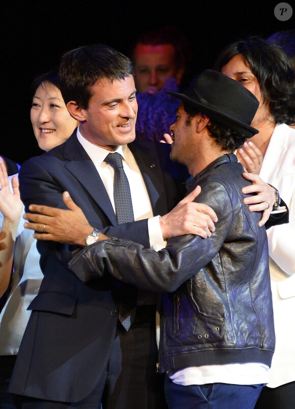 Manuel Valls et Jamel Debbouze - Finale du Trophée d'Impro de la Fondation Culture & Diversité, au Théâtre Comédia à Paris le 18 mai 2015.