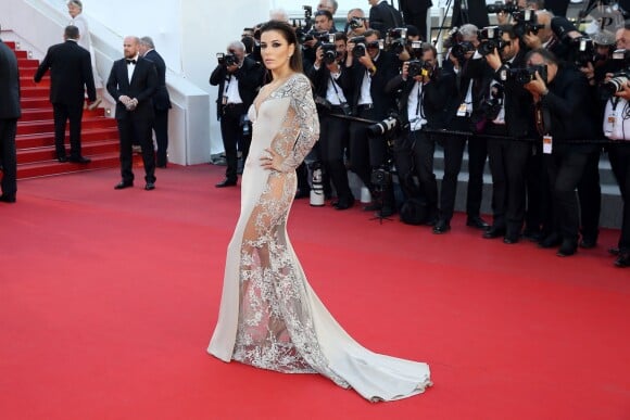 Eva Longoria, habillée d'une robe Gabriela Cadena, monte les marches du Palais des Festivals avant la projection du film "Inside Out" (Vice-Versa). Cannes, le 18 mai 2015.