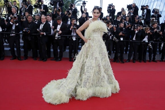 Sonam Kapoor monte les marches du Palais des Festivals avant la projection du film "Inside Out" (Vice-Versa). Cannes, le 18 mai 2015.