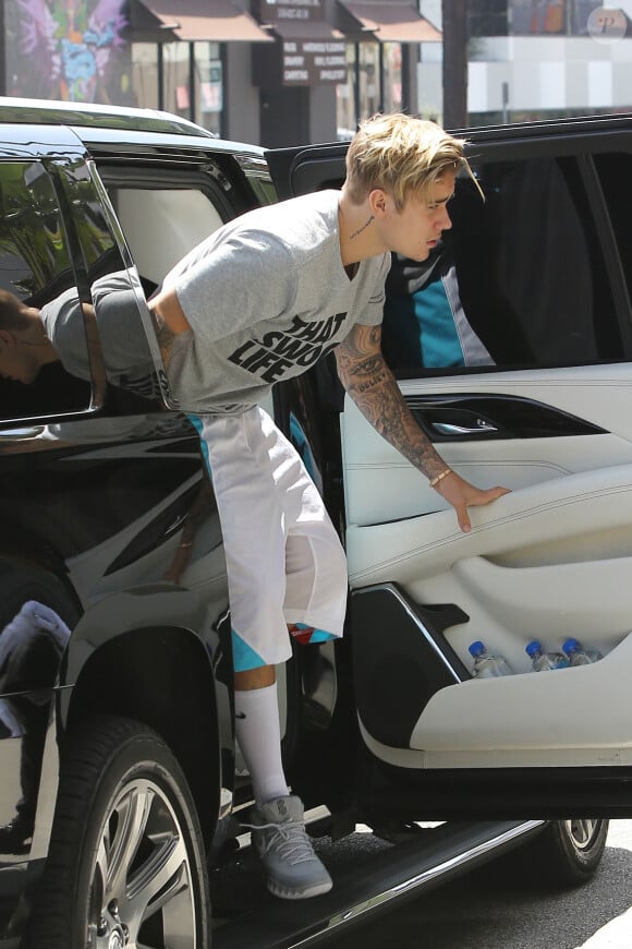 Justin Bieber sort de son SUV pour se rendre à un rendez vous à Bel Air le 11 mai 2015