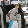 Justin Bieber sort de son SUV pour se rendre à un rendez vous à Bel Air le 11 mai 2015