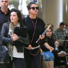 Selena Gomez arrive à l'aéroport de Los Angeles en provenance de New York, le 5 mai 2015.  