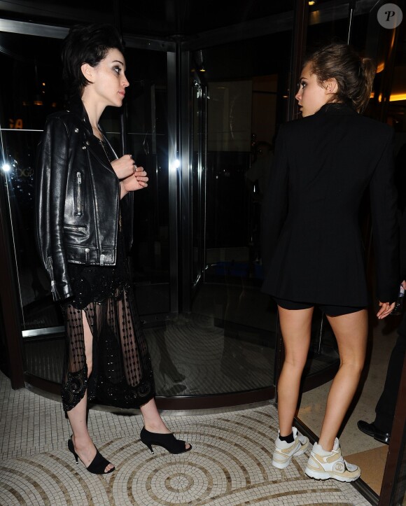 Cara Delevingne et la chanteuse St Vincent (Annie Clark) - People à la sortie du Gotha Club lors du 68ème festival international du film de Cannes. Le 20 mai 2015  Cara Delevingne and St Vincent seen partying at Gotham nightclub in Cannes. Michelle Rodriguez was also seen leaving the club with Toni Garrn. Other celebrities such as Robin Thicke and Chris Tucker was also in attendance. 20 May 2015.20/05/2015 - Cannes