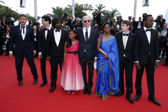 Jacques Audiard entre Kalieaswari Srinivasan, Claudine Vinasithamby, Jesuthasan Antonythasan, Vincent Rottiers, Marc Zinga - Montée des marches du film "Dheepan" lors du 68e Festival International du Film de Cannes le 21 mai 2015