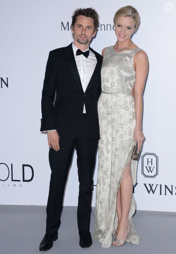 Matt Bellamy et sa compagne Ella Evans - Photocall de la soirée de gala "22nd edition of AmfAR's Cinema Against AIDS" à l'hôtel de l'Eden Roc au Cap d'Antibes le 21 mai 2015, en parallèle du 68e Festival du film de Cannes.