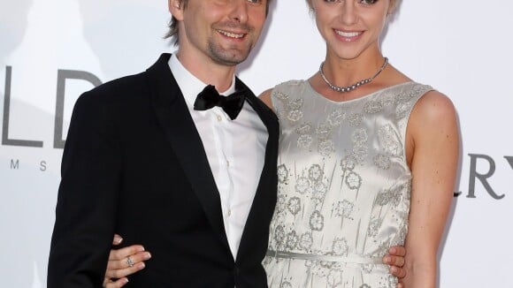 Matthew Bellamy: La star de Muse officialise avec sa chérie Elle Evans à l'amfAR