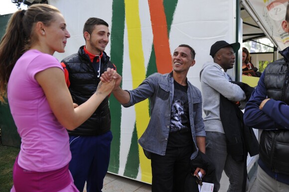 Clothilde de Bernardi et son compagnon Brahim Asloum après son second tour des qualifications de Roland-Garros, le 21 mai 2015 à Paris