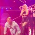 Britney Spears invite Tyson Beckford à la rejoindre sur scène pour faire de lui son esclave sexuel sur le hit  Freakshow , le mercredi 20 mai 2015 à Las Vegas.