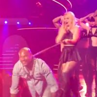 Britney Spears : Le beau motard de 'Toxic' devient son esclave sexuel sur scène