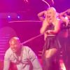 La chanteuse Britney Spears invite Tyson Beckford à la rejoindre sur scène pour faire de lui son esclave sexuel sur le hit Freakshow, le mercredi 20 mai 2015 à Las Vegas.