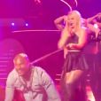 La chanteuse Britney Spears invite Tyson Beckford à la rejoindre sur scène pour faire de lui son esclave sexuel sur le hit  Freakshow , le mercredi 20 mai 2015 à Las Vegas.
